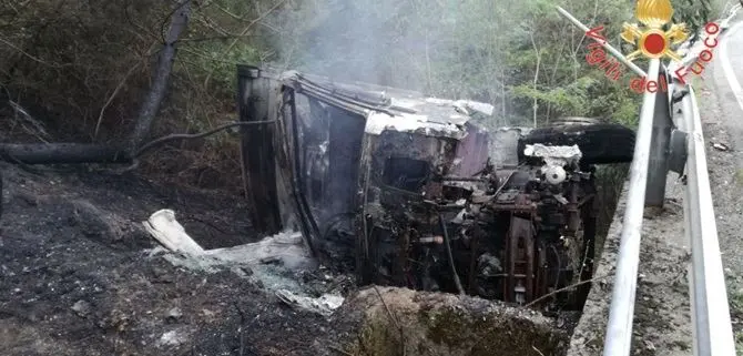 Motta Santa Lucia, camion esce fuori strada e precipita in una scarpata