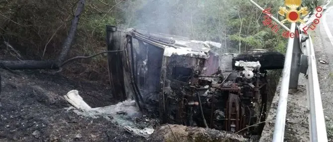 Motta Santa Lucia, camion esce fuori strada e precipita in una scarpata