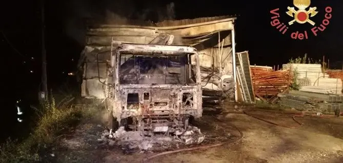 Decollatura, incendio nella notte: in fiamme mezzi di una ditta edile (VIDEO)