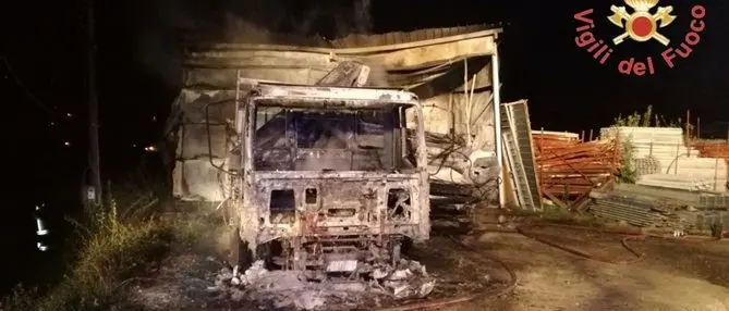 Decollatura, incendio nella notte: in fiamme mezzi di una ditta edile (VIDEO)