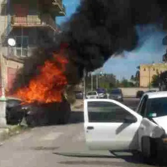 Incidente a Locri, auto in fiamme dopo l'impatto: illesi i conducenti (VIDEO)