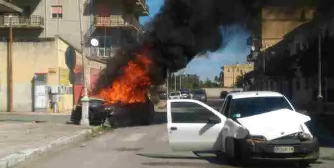 Incidente a Locri, auto in fiamme dopo l'impatto: illesi i conducenti (VIDEO)