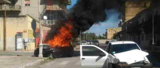 Incidente a Locri, auto in fiamme dopo l'impatto: illesi i conducenti (VIDEO)