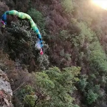 Pilota di parapendio precipita in un dirupo, salvato dai vigili del fuoco