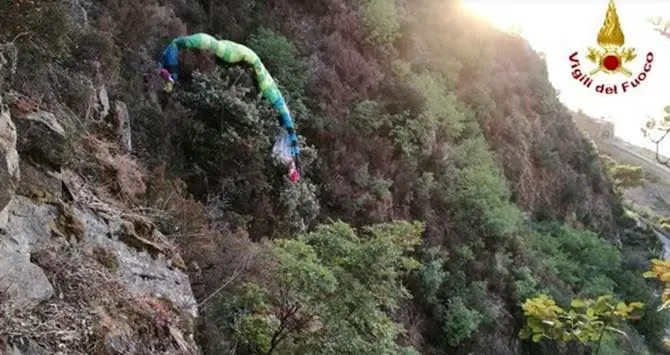 Pilota di parapendio precipita in un dirupo, salvato dai vigili del fuoco