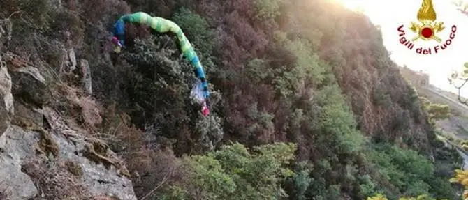 Pilota di parapendio precipita in un dirupo, salvato dai vigili del fuoco