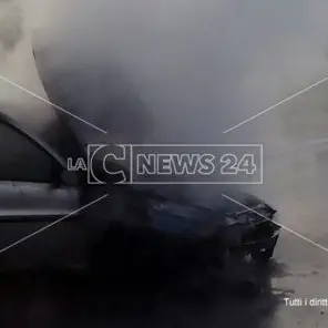 Falerna, in fiamme auto in corsa: illeso il conducente