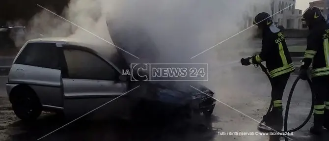 Falerna, in fiamme auto in corsa: illeso il conducente