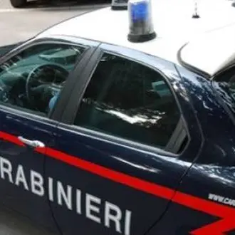 Crotone, tanica di benzina e biglietto minatorio davanti negozio