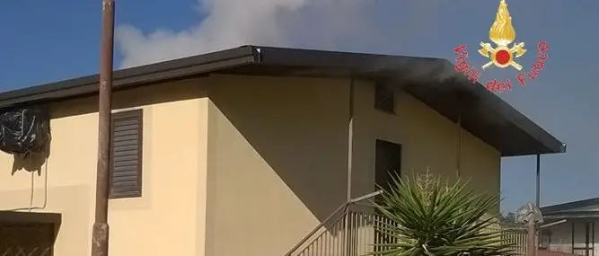 In fiamme un’abitazione estiva a Sellia Marina (FOTO)