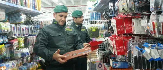 Vibo, 21mila prodotti illegali: segnalate ventuno persone per abusivismo commerciale