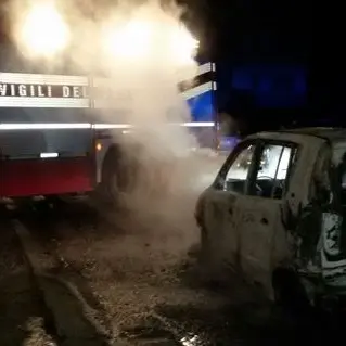 Catanzaro, incendio nella notte: in fiamme un’auto