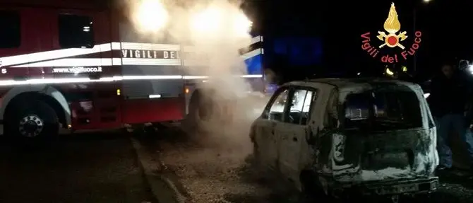 Catanzaro, incendio nella notte: in fiamme un’auto