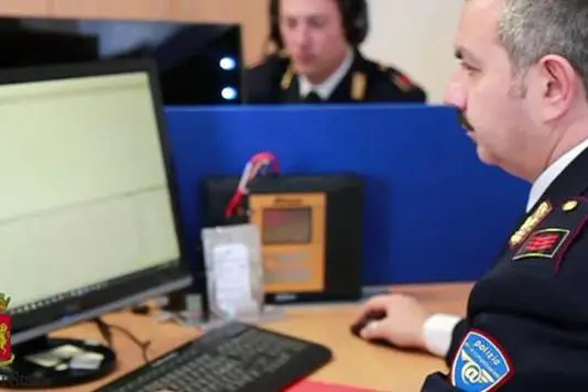 Un fermo immagine tratto da un video della polizia mostra l\\'operazione della Polizia Postale e delle Comunicazioni per il contrasto alla pedopornografia. ANSA/POLIZIA EDITORIAL USE ONLY , ANSA