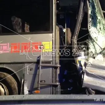 Incidente sull’A2, autobus esce fuori strada: due morti (Foto)