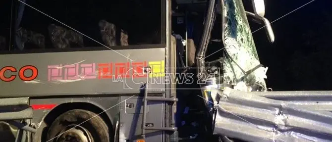 Incidente sull’A2, autobus esce fuori strada: due morti (Foto)