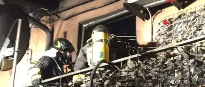 Lamezia, incendio in un appartamento: intossicati i residenti