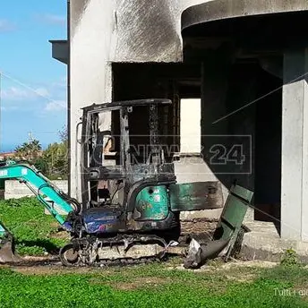 Vibo, in fiamme un mezzo impegnato nei lavori dell’area archeologica