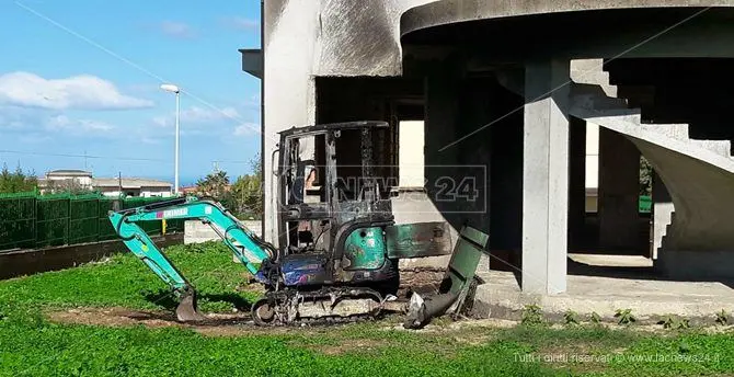 Vibo, in fiamme un mezzo impegnato nei lavori dell’area archeologica