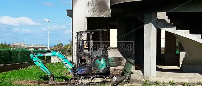 Vibo, in fiamme un mezzo impegnato nei lavori dell’area archeologica