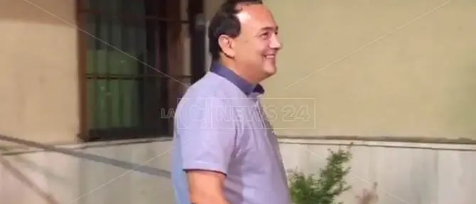 Caso Riace, Lucano tre ore davanti al pm: “Sono sereno” (VIDEO)