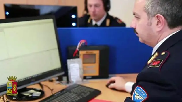 Un fermo immagine tratto da un video della polizia mostra l\\'operazione della Polizia Postale e delle Comunicazioni per il contrasto alla pedopornografia. ANSA/POLIZIA EDITORIAL USE ONLY , ANSA