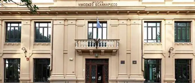 Vandali al liceo classico di Locri, lezioni sospese