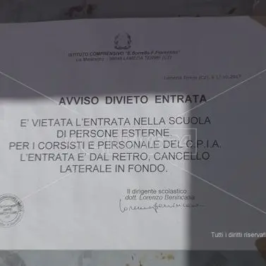 Lamezia, nella scuola Borrello ingressi separati per stranieri e italiani (FOTO)