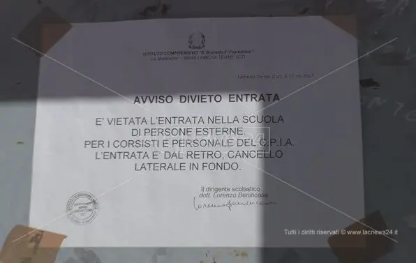 Lamezia, nella scuola Borrello ingressi separati per stranieri e italiani (FOTO)