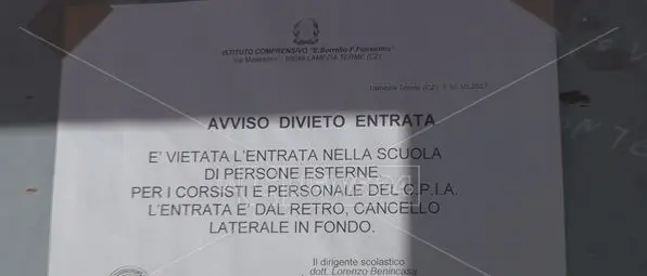 Lamezia, nella scuola Borrello ingressi separati per stranieri e italiani (FOTO)