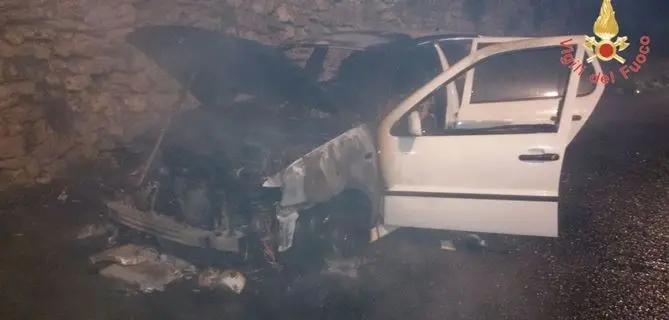 Auto in fiamme a Borgia, la conducente riesce ad abbandonare il mezzo