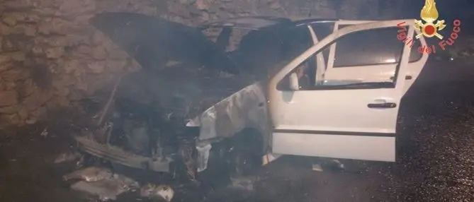 Auto in fiamme a Borgia, la conducente riesce ad abbandonare il mezzo
