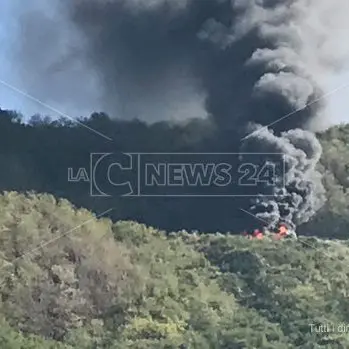 Autobus in fiamme sull’A2, disagi nel tratto Pizzo-Sant’Onofrio (VIDEO)