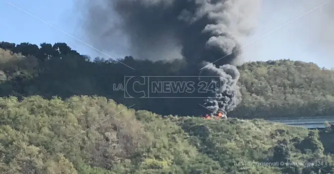 Autobus in fiamme sull’A2, disagi nel tratto Pizzo-Sant’Onofrio (VIDEO)