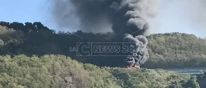 Autobus in fiamme sull’A2, disagi nel tratto Pizzo-Sant’Onofrio (VIDEO)
