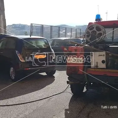 Catanzaro, auto in fiamme: tempestivo intervento dei vigili del fuoco