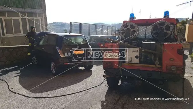 Catanzaro, auto in fiamme: tempestivo intervento dei vigili del fuoco