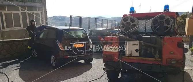 Catanzaro, auto in fiamme: tempestivo intervento dei vigili del fuoco