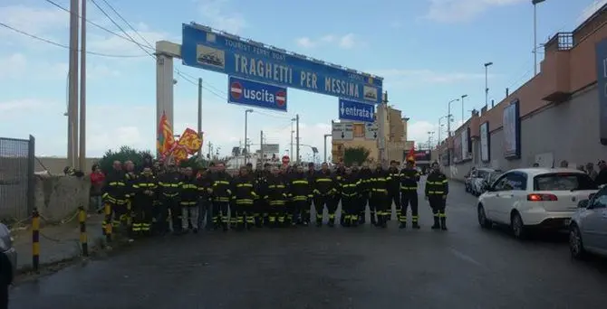 Protesta dei Vigili del fuoco a Villa San Giovanni