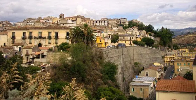 IL CASO | «Inadempiente». Cancellata la Pro Loco di Caulonia