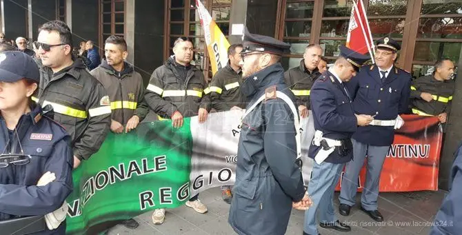 Il tour di Renzi in Calabria parte da Reggio, contestatori allontanati (VIDEO)