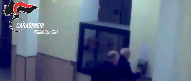 Melito, al mercato o al bar anziché in ufficio: in manette sette furbetti del cartellino (VIDEO-NOMI)