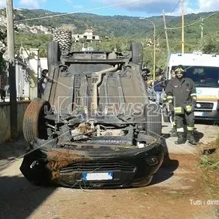 Lamezia, si ribalta con l'auto: donna incastrata nel mezzo