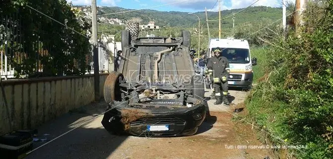 Lamezia, si ribalta con l'auto: donna incastrata nel mezzo