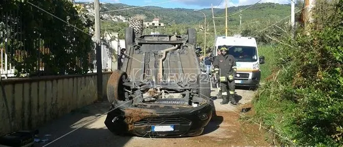 Lamezia, si ribalta con l'auto: donna incastrata nel mezzo