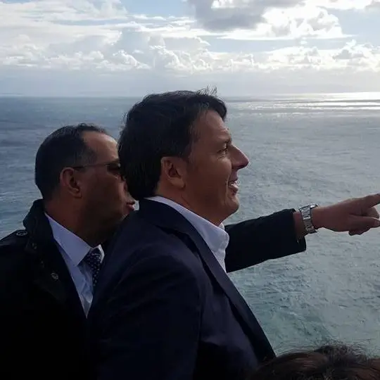 Renzi riparte dopo un mare di selfie con quelli che diceva di voler rottamare