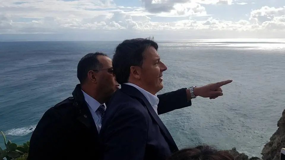 Renzi riparte dopo un mare di selfie con quelli che diceva di voler rottamare