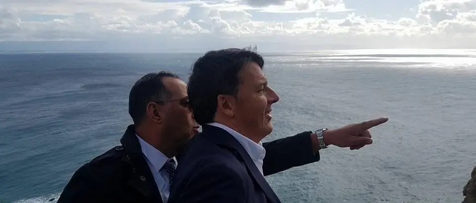 Renzi riparte dopo un mare di selfie con quelli che diceva di voler rottamare