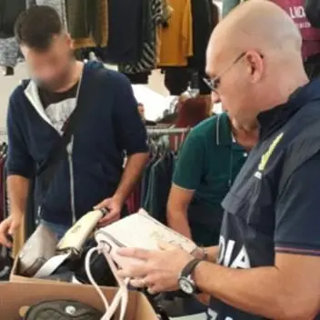 Bovalino, al mercato sequestrata merce contraffatta: 10 denunce