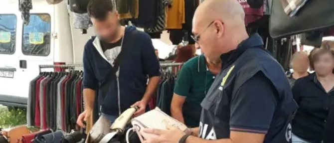 Bovalino, al mercato sequestrata merce contraffatta: 10 denunce